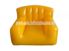 Gelbes aufblasbares Sofa