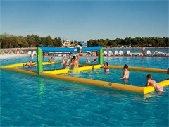 Wasser-Volleyballplatz