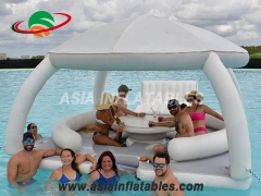 schwimmende Insel-Freizeitplattform mit Zelt