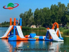 Aufblasbarer schwimmender Wasserpark, aufblasbare Wasserspiele-Kombination