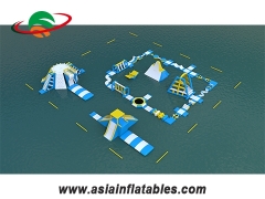 Aufblasbarer schwimmender Wasserhindernisparcours
