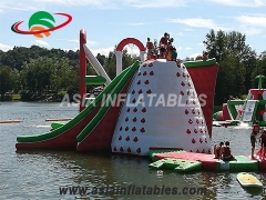 Aufblasbarer schwimmender Wasserhindernisparcours