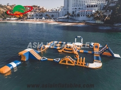 Aufblasbarer schwimmender Wasserhindernisparcours